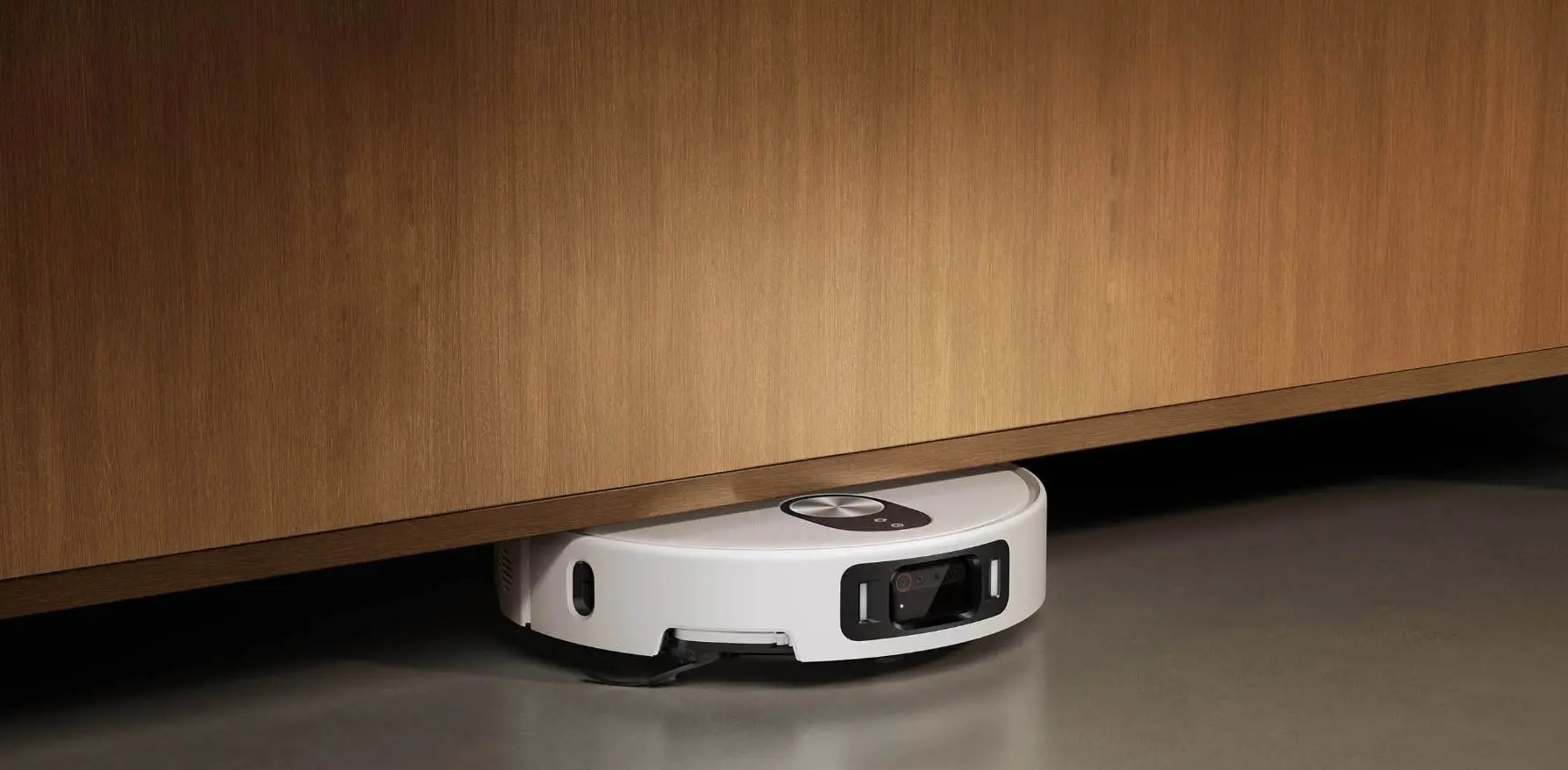 Low profile design for under-furniture cleaning