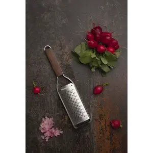 Rokas rīve Microplane 43302 — nerūsējošā tērauda rīve/spiralizators, 304×63×18 mm