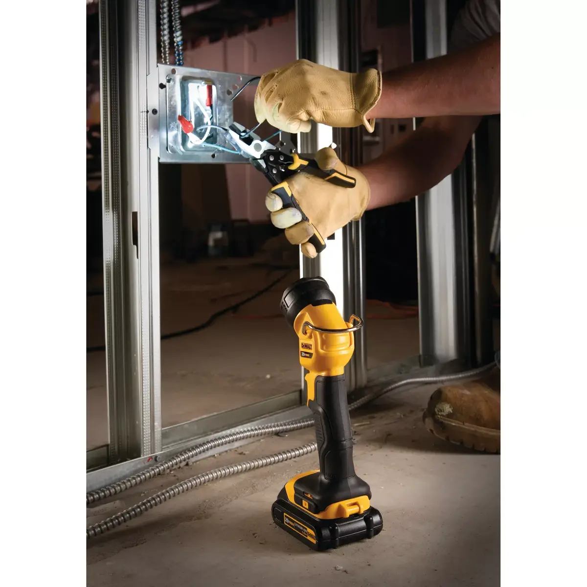 Brīvi stāvošs darba apgaismojums DeWALT DCL040 Photo 2