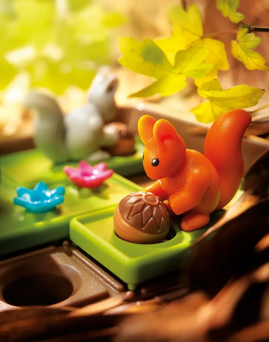 SmartGames Squirrels Go Nuts board game Photo 2