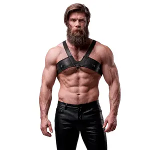Krūšu ierīce FETISH SUBMISSIVE ATTITUDE D-235634 no ekoloģiskās ādas ar regulējamiem siksnām un metāla gredzeniem