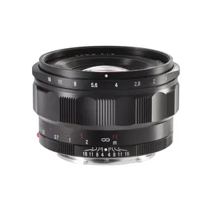 Широкоугольный объектив Voigtländer Nokton Classic SLR — 12 элементов/10 групп, встроенный бленда, черный, Ø 67,4 мм, длина 68,3 мм, 350 г
