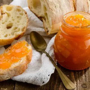Хлеб для перекусов и домашнее варенье