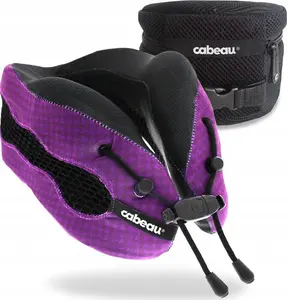 Дорожная подушка Cabeau Evo Cool — эргономичная поддержка шеи с охлаждающей тканью, фиолетовая