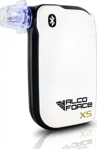Alkoblūze AlcoForce XS no AlcoForce — portatīvs personīgais elpas alkohola mērītājs