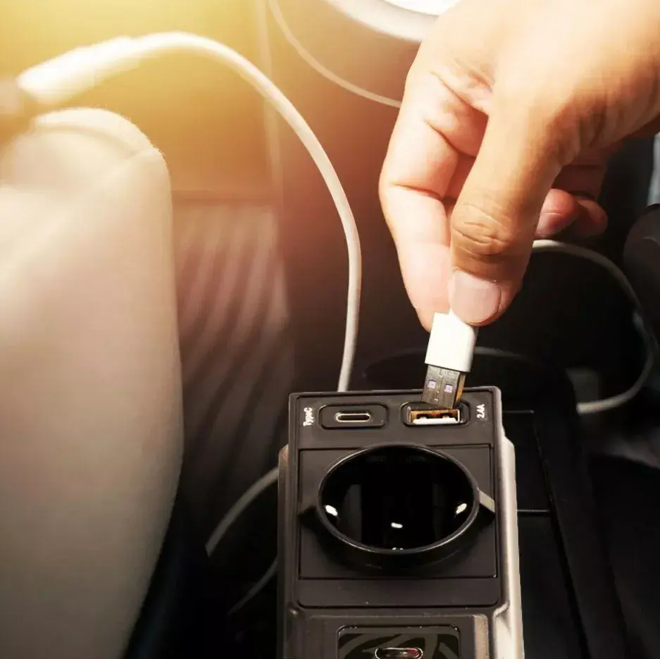 MANTA MPI200C 200W car inverter Photo 3