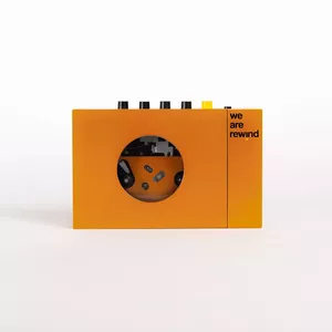 Portatīvs kasetes atskaņotājs WeAreRewind 252426 — 1 kasešu vieta, Bluetooth austiņām, 30–12500 Hz, Li‑Ion 3,7 V, 12 h, oranžs