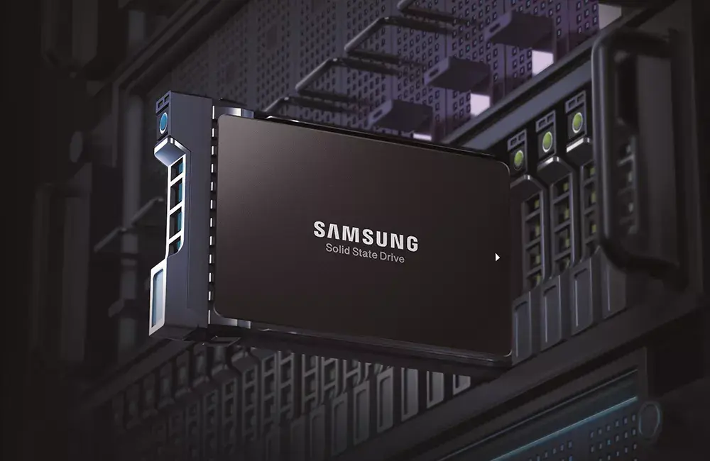 Samsung MZ-QLB7T6B0 2.5" NVMe SSD 7,68 ТБ Photo 3