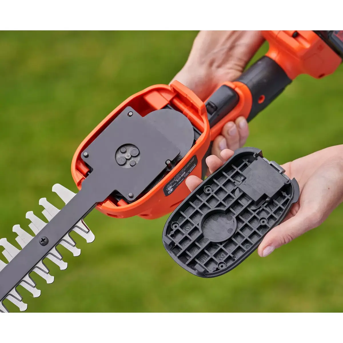 Black & Decker BCSS18B-XJ 18V hedge trimmer Photo 11