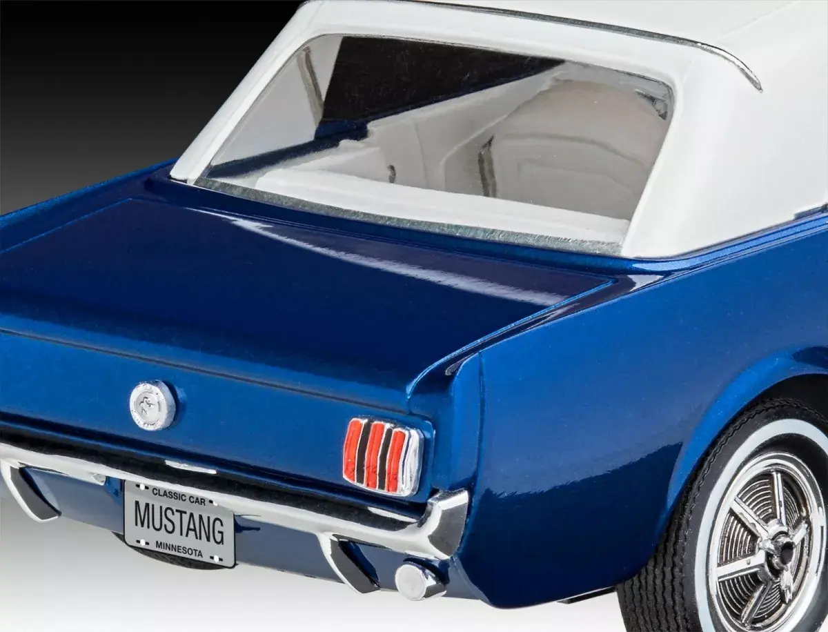 REVELL Ford Mustang 60th Anniversary модель 1:24 Photo 4