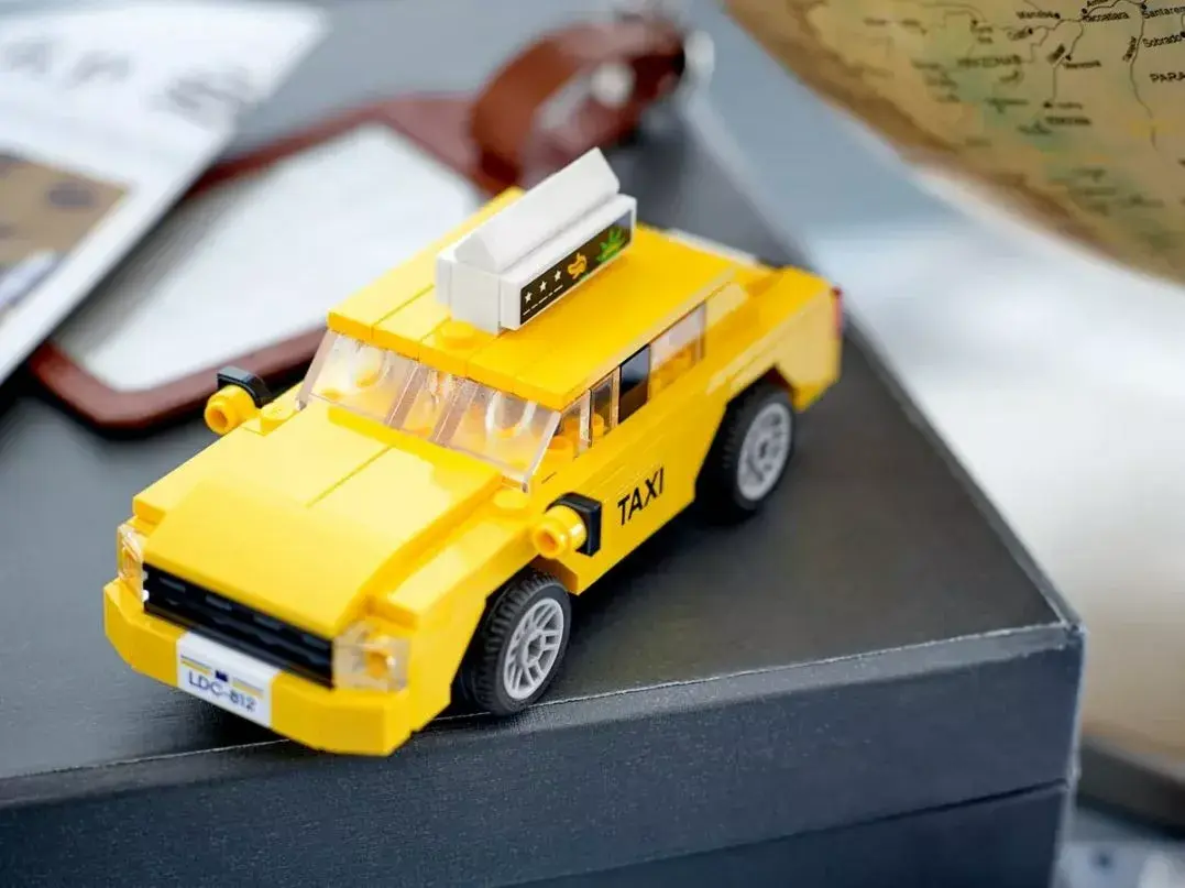 LEGO Creator 40468 Yellow Taxi 3-in-1 model Photo 2