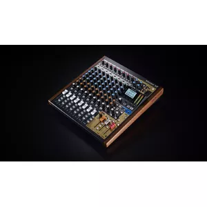 Mikseris Tascam Model 12 — 12 kanālu analogi‑digitālais mikseris, 24 bitu, 48 kHz, USB‑C, SD karte, Bluetooth 5.0