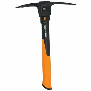 Pickaxe Fiskars 1062937 ISOCORE 0.68 kg — hand tool for breaking and digging