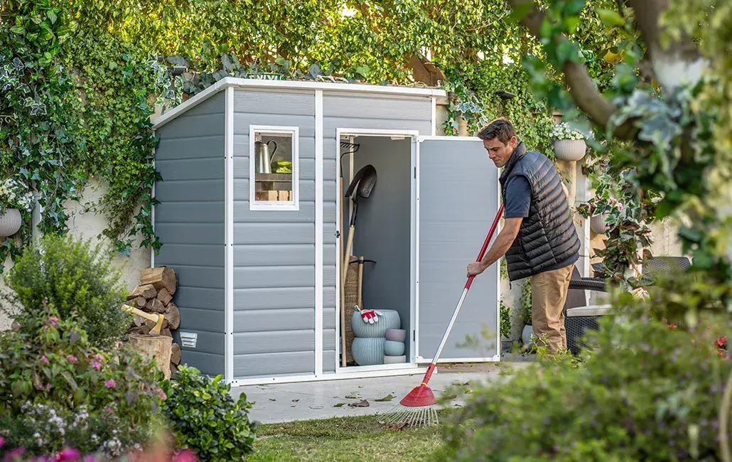 Keter Manor Pent 6x4 plastic shed Photo 5