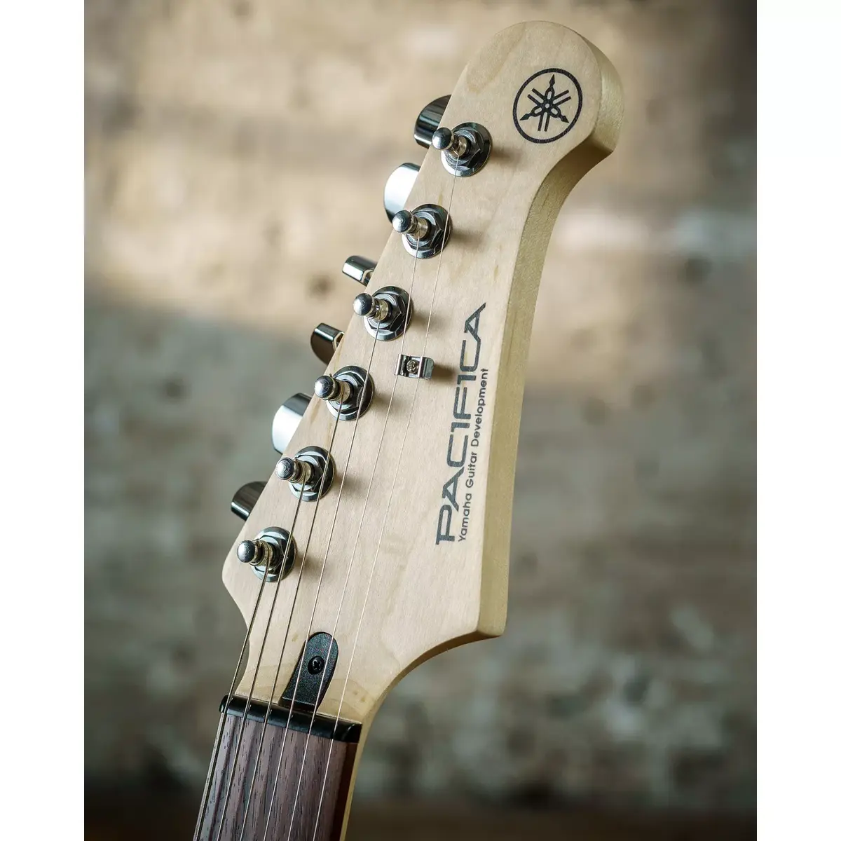 YAMAHA PAC112J Black electric guitar Photo 2