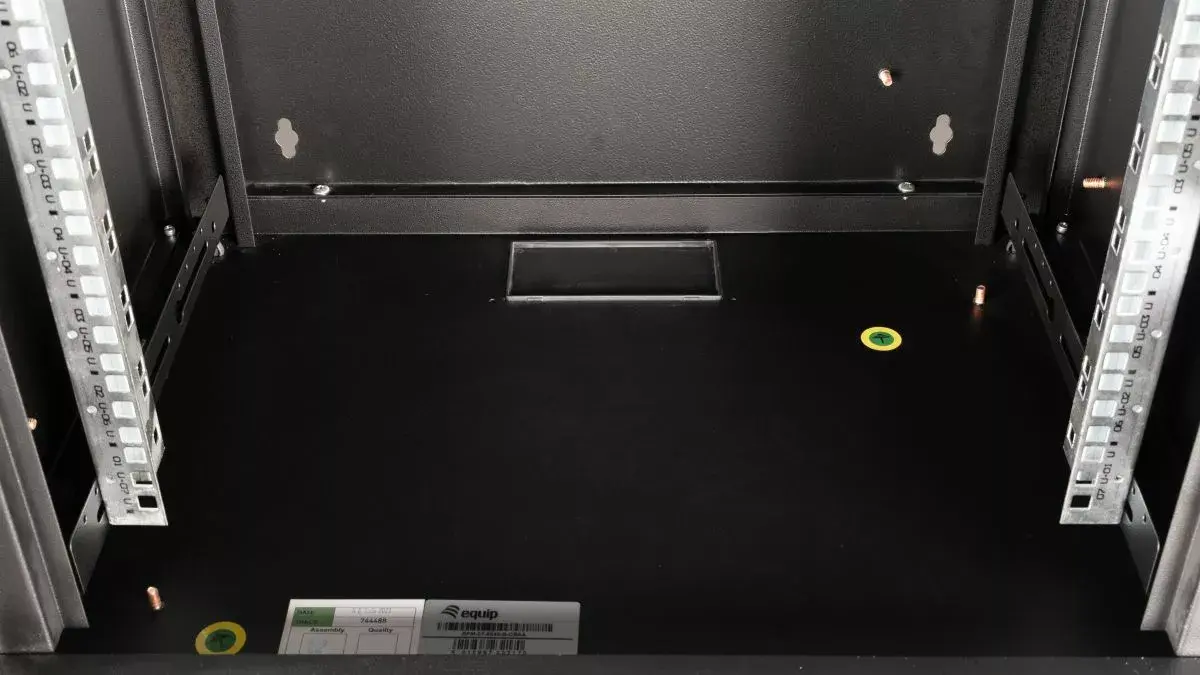 Sienas montāžas plaukts Equip Pro Mount 19' Cabinet Photo 4