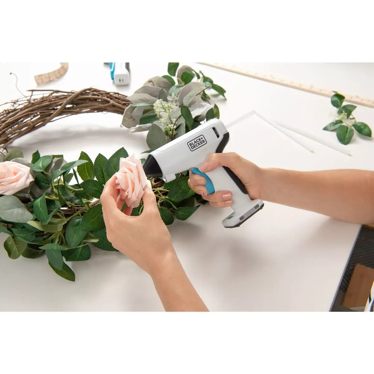 Hot glue gun Black & Decker BCGL115-XJ Photo 10