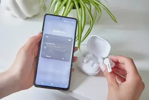 Intenso T502HAE True Wireless Stereo ausīs liekamās austiņas baltā krāsā ar Bluetooth un iebūvētu mikrofonu zvaniem mūzikai sportam un ikdienai