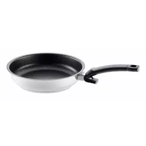 Fissler Adamant Premium vispārējā panna ir 24 cm diametrā un izgatavota no izturīgas melnas nerūsējošās tērauda. Tās augstums ir 60 mm, padarot to piemērotu dažādiem gatavošanas uzdevumiem. Panna ir izstrādāta vienmērīgai siltuma sadalīšanai un vieglai tīrīšanai, nodrošinot uzticamu gatavošanas pieredzi.