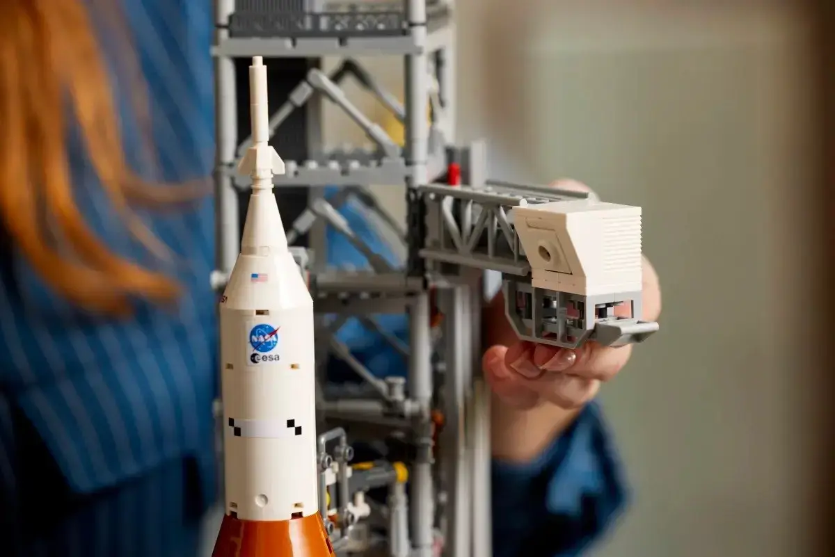 LEGO Icons 10341 NASA Artemis Space Launch System modelis Photo 13