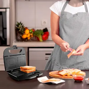 Sandwich toaster Black & Decker BXSA753E — 2-sandwich, 750 W, non-stick plates, 215×125 mm cooking surface, compact stainless steel