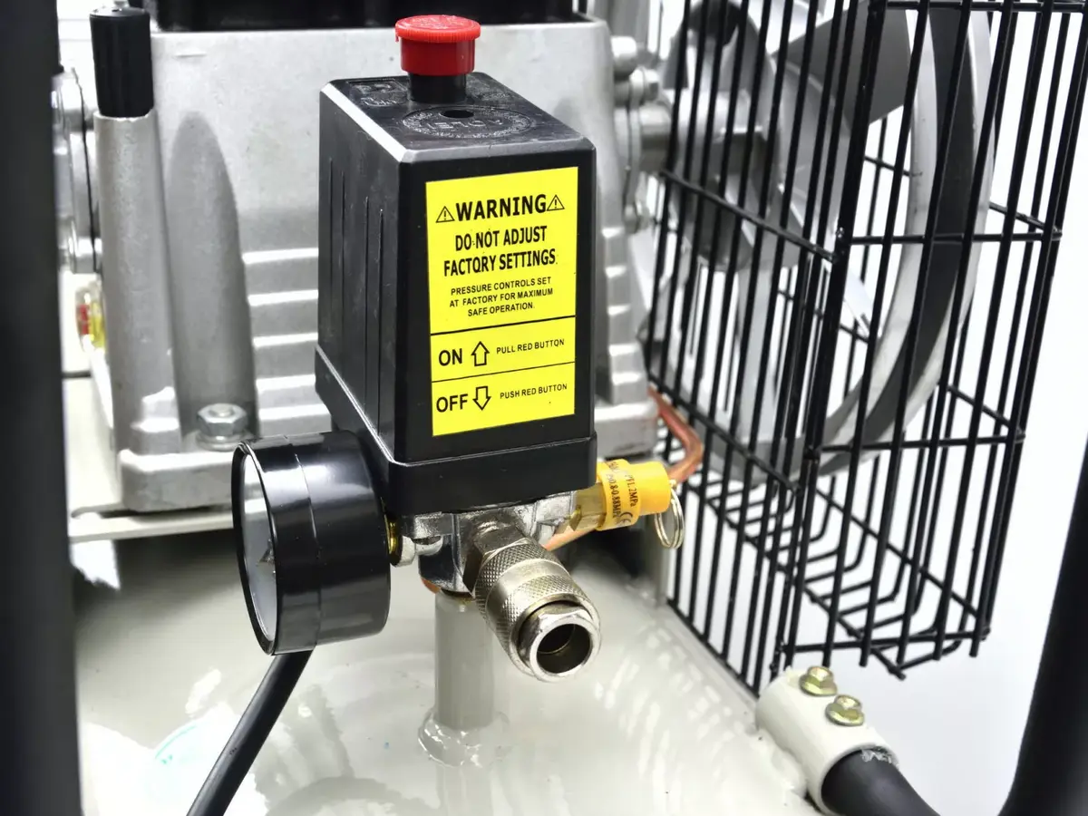 GEKO G80303 eļļas gaisa kompresors 100 l Photo 6