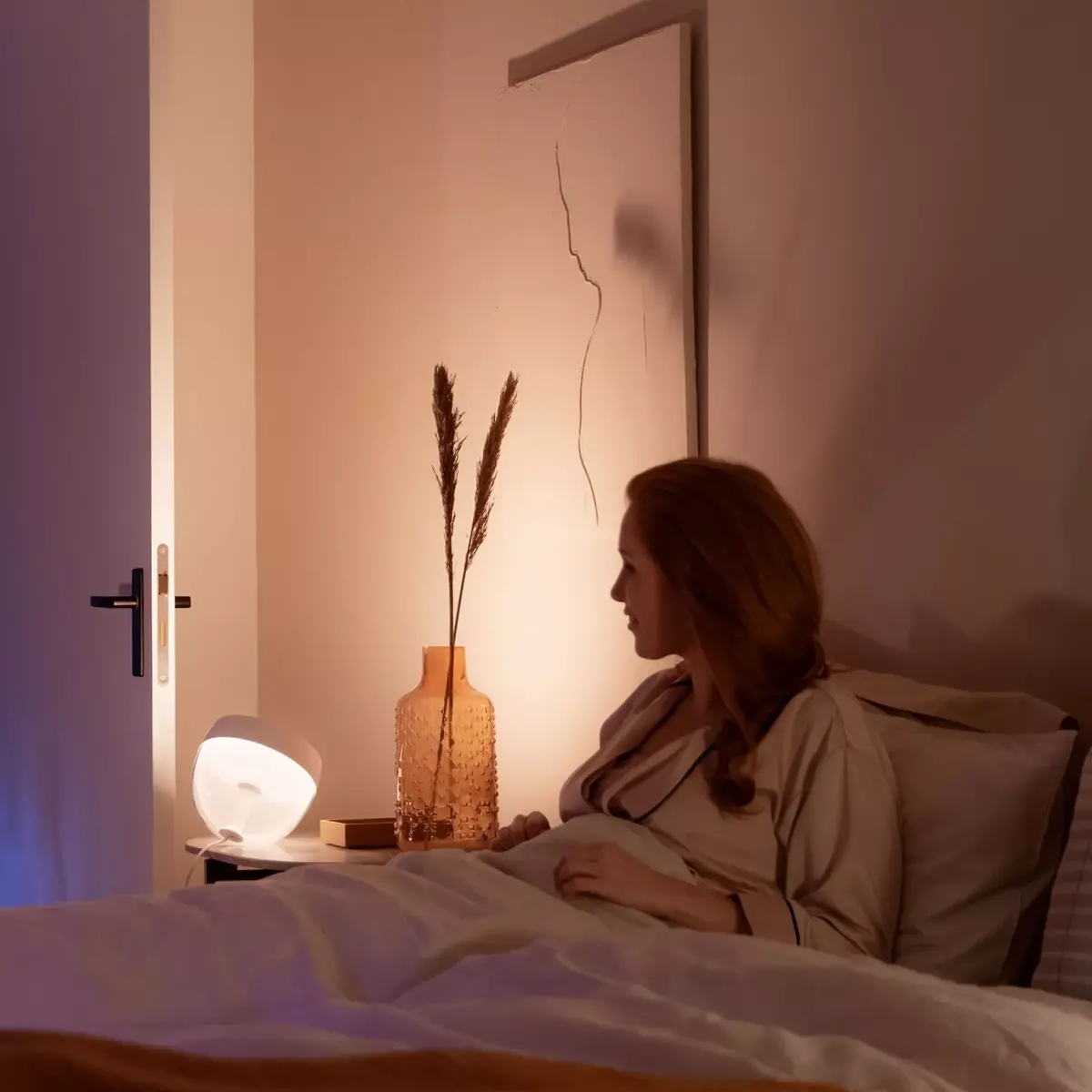Viedā galda lampa Philips Hue White and colour ambience Iris Photo 2