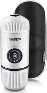 Pārnēsājama espresso kafijas ierīce Wacaco Nanopresso Chill White ar aizsargvāciņu