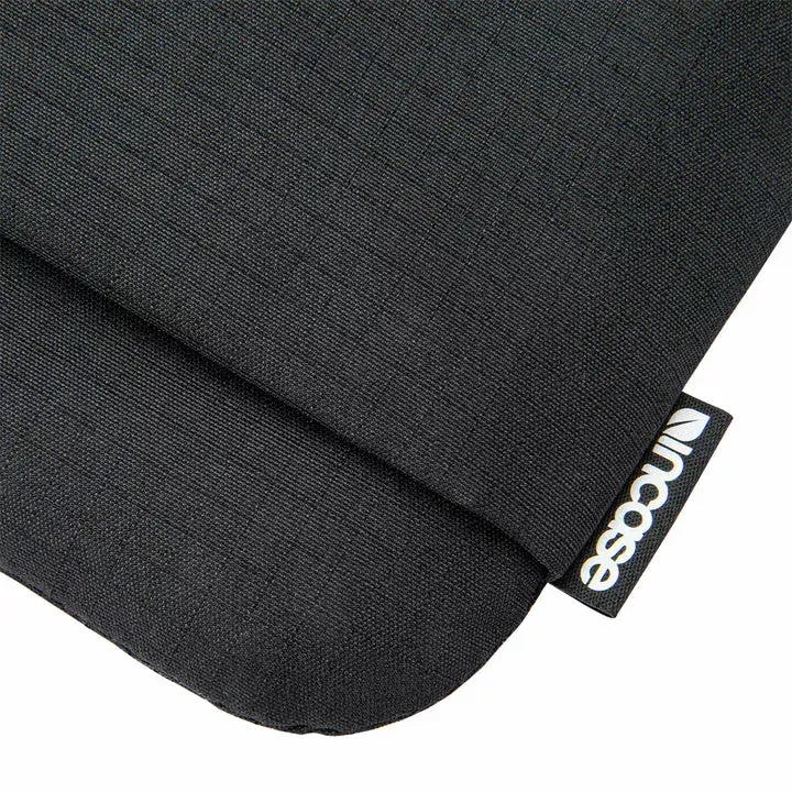 Incase Go Sleeve Laptop Case for 16-inch MacBook - Black Photo 7
