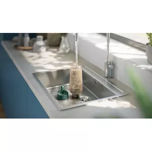 Large 1.1 L water tank to de-wrinkle more garments in one go