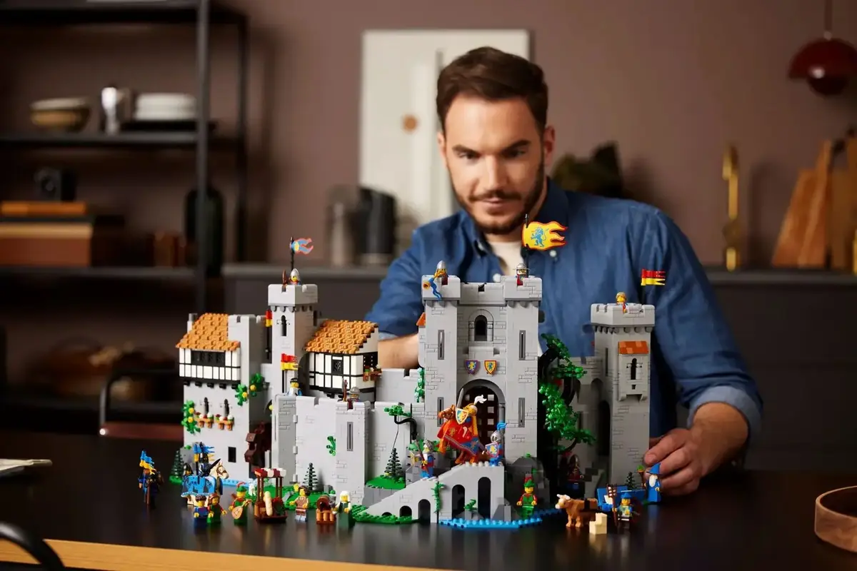 LEGO ICONS 10305 Lion Knights' Castle — 4 500 деталей Photo 6