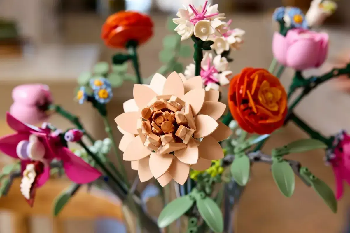LEGO Icons Flower Bouquet 10342 building set Photo 10