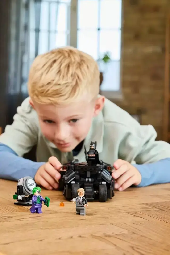 LEGO Batman Tumbler vs. Two-Face & The Joker 76303 Photo 8