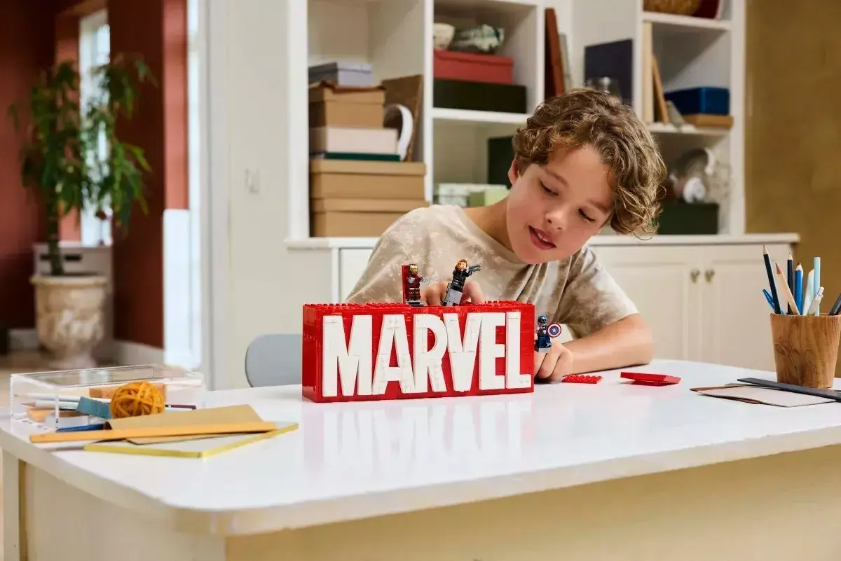 LEGO 76313 Marvel Logo & Minifigures set Photo 8