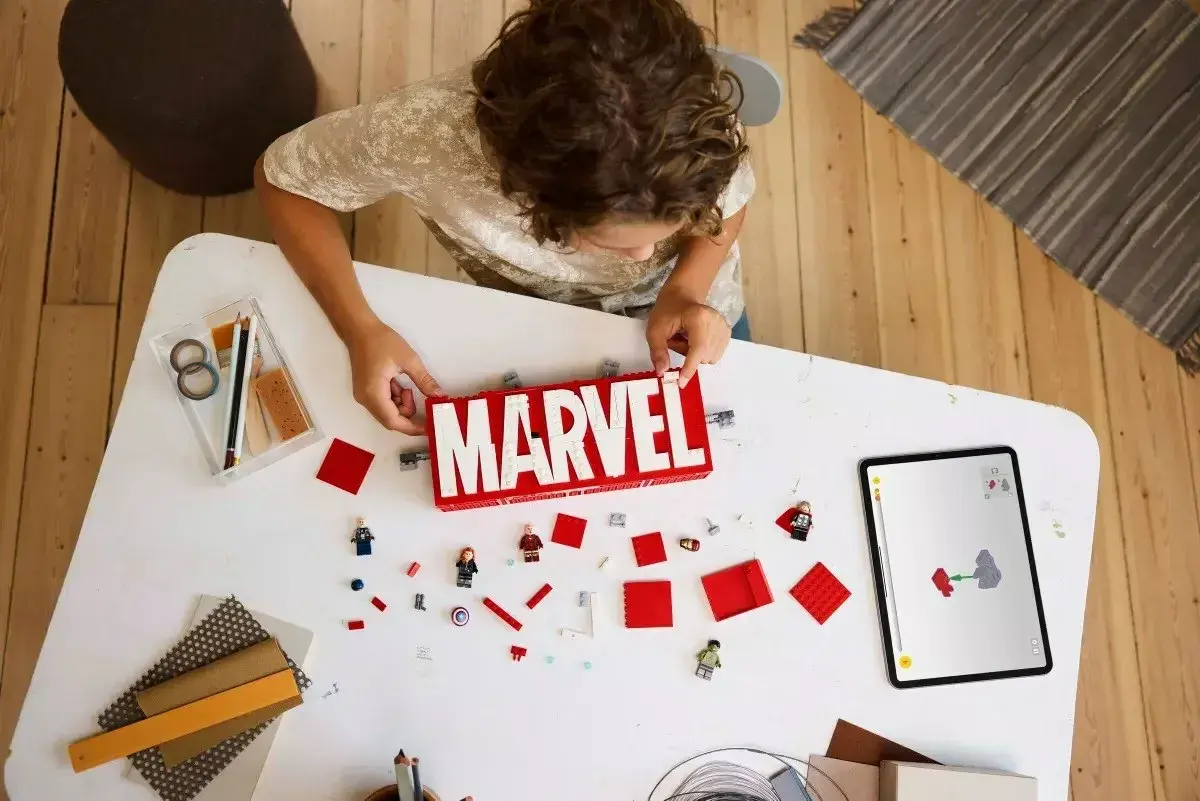 LEGO 76313 Marvel Logo & Minifigures set Photo 9