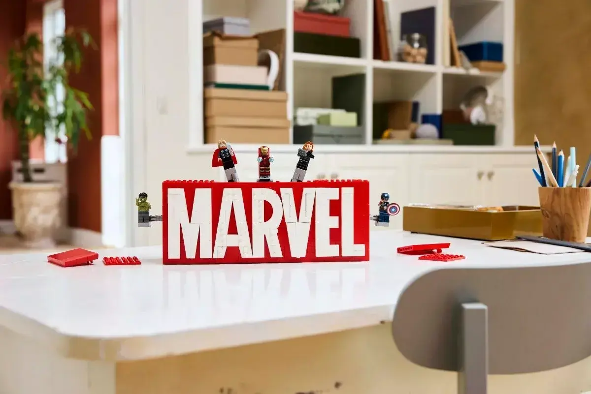 LEGO 76313 Marvel Logo & Minifigures set Photo 10