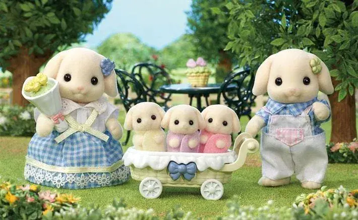 Epoch Sylvanian Families Flora Rabbit Family Photo 8
