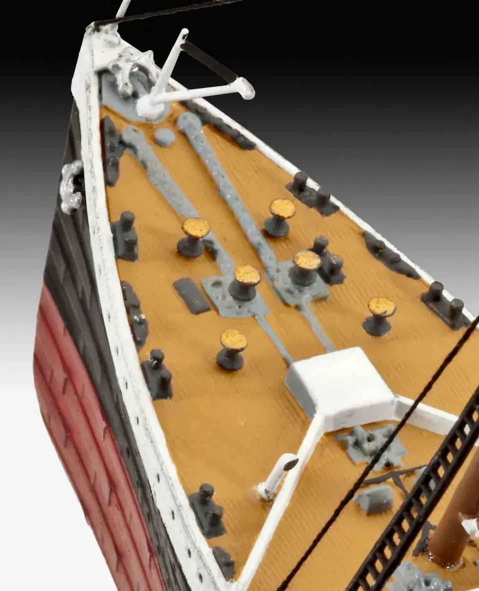 Passenger ship model REVELL RMS Titanic 1:700 Photo 2