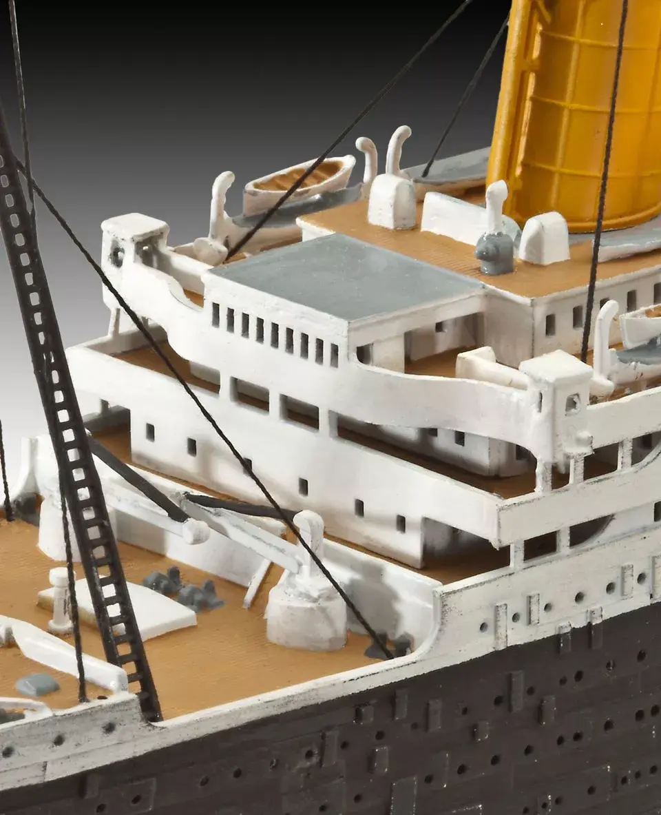 Passenger ship model REVELL RMS Titanic 1:700 Photo 3