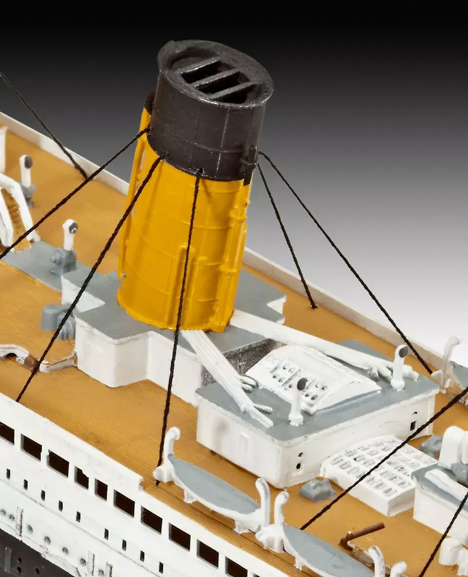 Passenger ship model REVELL RMS Titanic 1:700 Photo 4