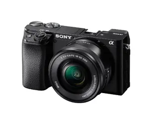 Sony α 6100 bezspoguļa kamera melnā krāsā ar 24.2 MP CMOS sensoru, 4K Ultra HD video, 3 collu skārienekrānu, Wi-Fi un 16-50mm objektīvu