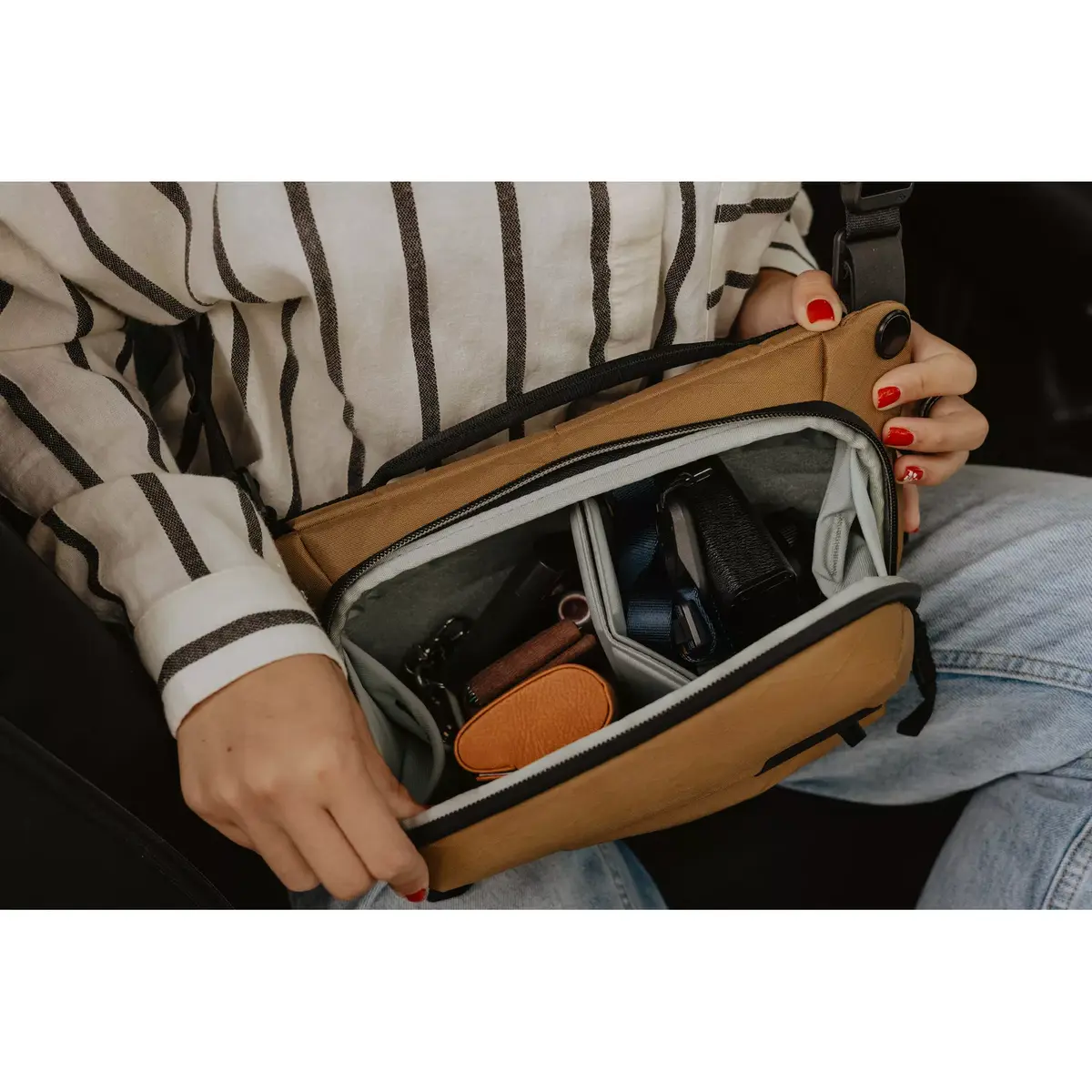 Peak Design Everyday Sling V2 3L Coyote — camera sling Photo 8