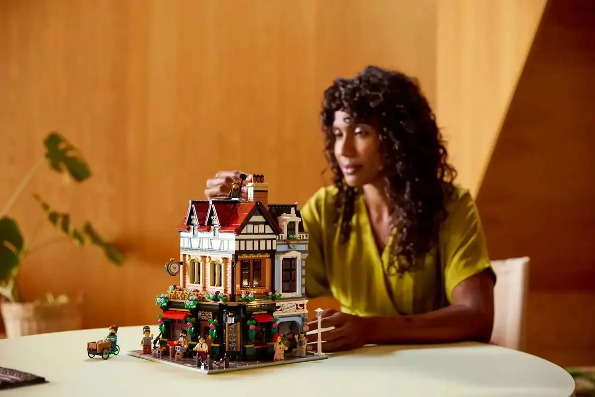 LEGO Icons 10350 Tudor Corner House konstruktors Photo 10
