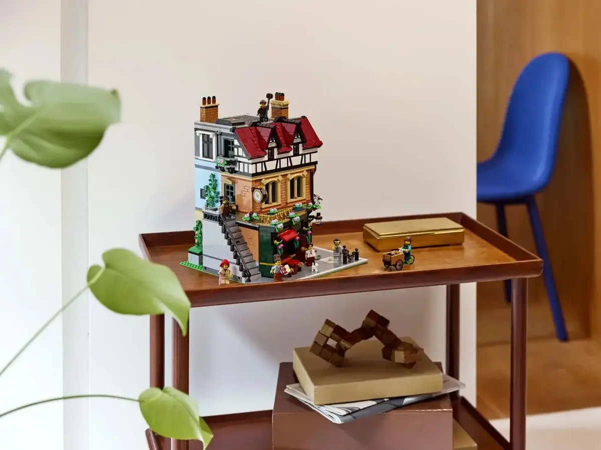 LEGO Icons 10350 Tudor Corner House konstruktors Photo 11