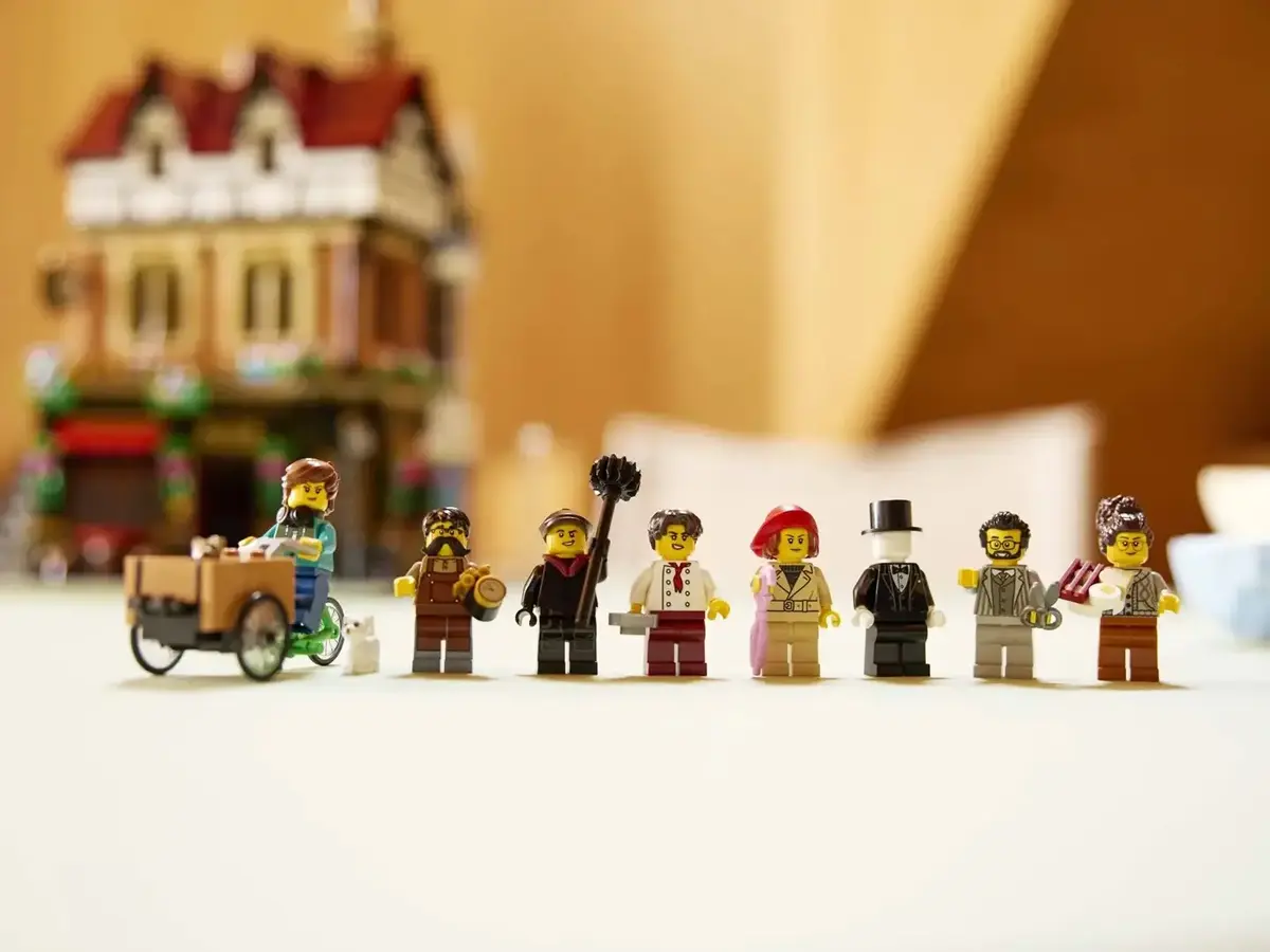 LEGO Icons 10350 Tudor Corner House konstruktors Photo 12