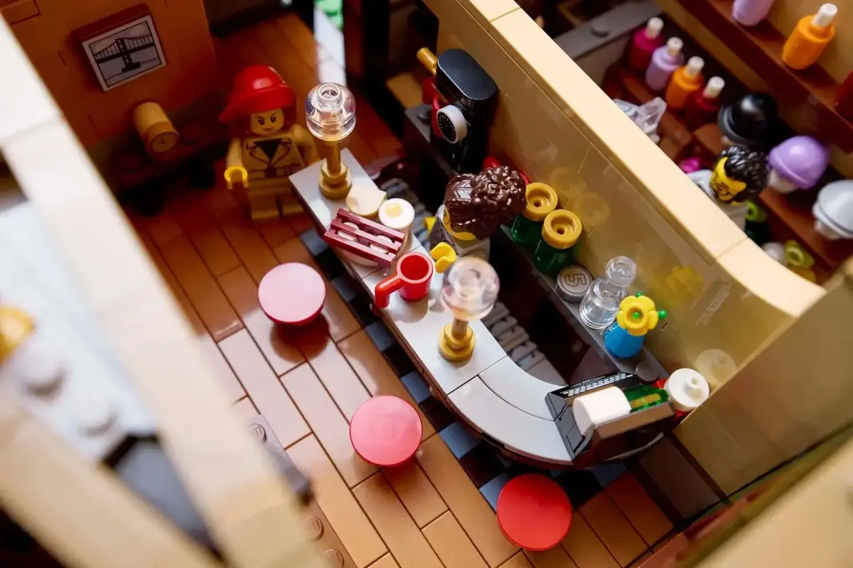 LEGO Icons 10350 Tudor Corner House konstruktors Photo 13