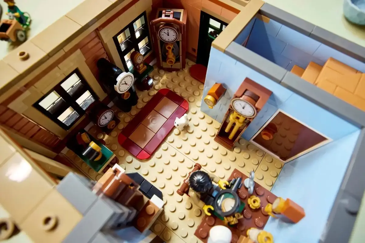 LEGO Icons 10350 Tudor Corner House konstruktors Photo 14