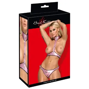 Strap-on komplekts Bad Kitty L/XL — krūšu josta un strap-on jock ar regulējamiem siksnām, gredzens Ø 5 cm, poliuretāns, metāls, polsterēta oderējuma, melni/metāliska rozā