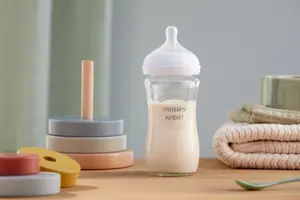 Стеклянная бутылочка для кормления Avent Natural Response SCY933/02 с соской Flow 3