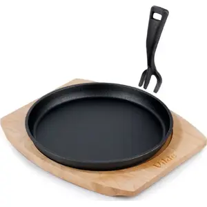 Cast iron frying pan with serving board Vilde 199072 — cast-iron skillet with wooden serving board